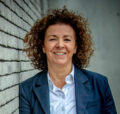 Astrid Convents, Geschäftsführerin der Convents AG, vor einer Backsteinwand.