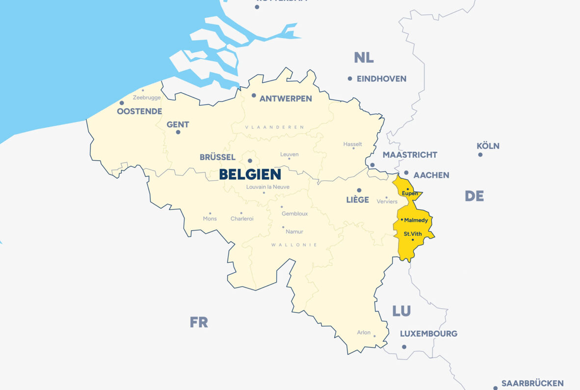 Karte von Belgien mit der hervorgehobenen Deutschsprachigen Gemeinschaft in Gelb. Städte wie Eupen, Malmedy und St. Vith sind gekennzeichnet. Die Nachbarländer Deutschland, Niederlande, Luxemburg und Frankreich sowie Städte wie Brüssel, Lüttich und Aachen sind ebenfalls sichtbar.
