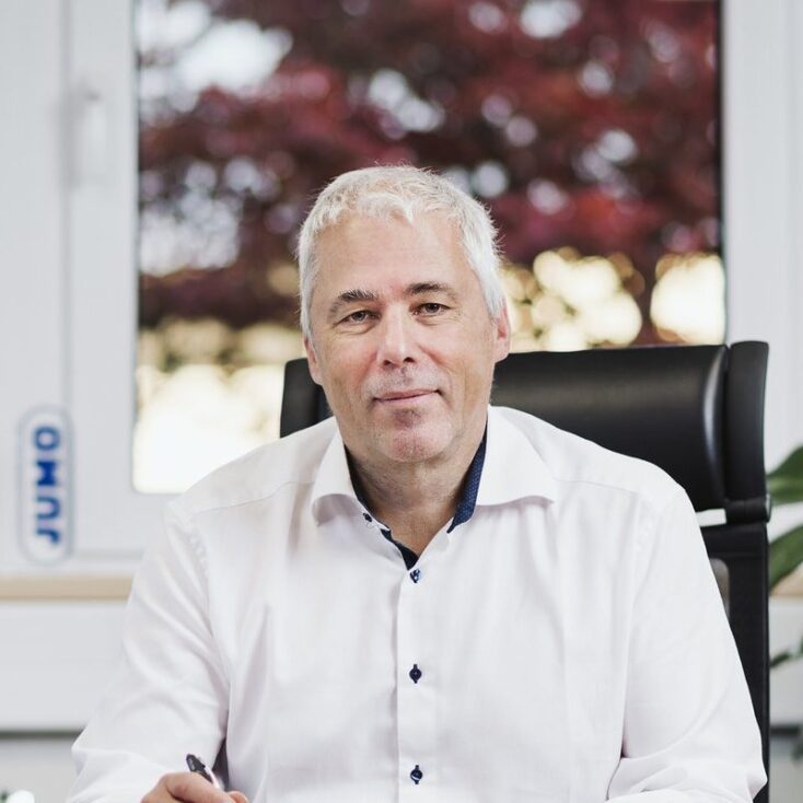 Porträt von Bruno Radermacher, Verwalter der JUMO AUTOMATION GmbH, in einem modernen Büro.