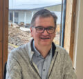 Gilbert Layens, Geschäftsführer der Peter Müller GmbH, am Schreibtisch mit Blick auf das Betriebsgelände.