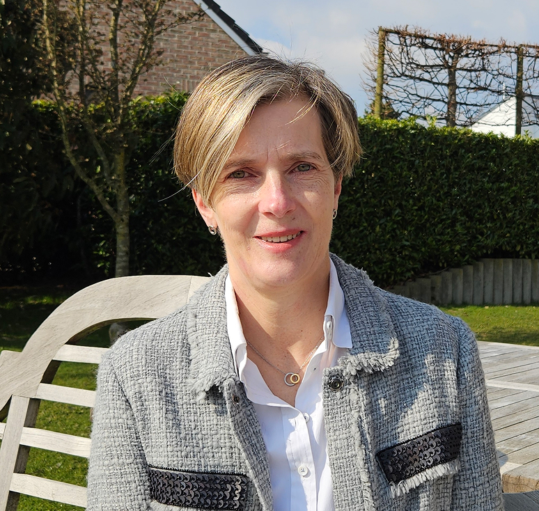Patricia Imetsberger, Geschäftsführerin der HEINEN AG, im Garten bei Tageslicht.